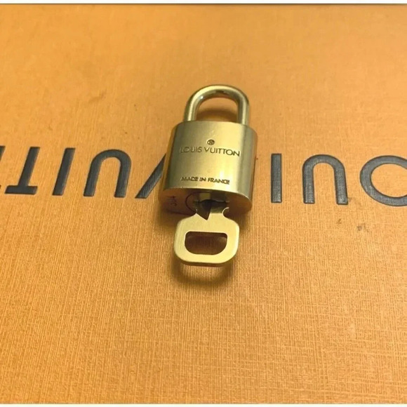 Louis Vuitton Padlock and Key Brass Gold Authentic # 304 Excellent Condition - Picture 9 of 9